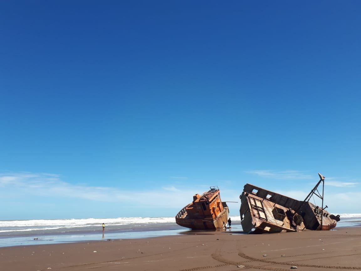 Restos de un barco encallado sobre la playa